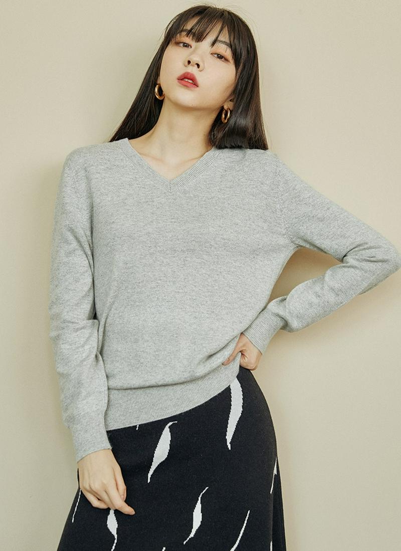 アンゴラ混Vネックニット