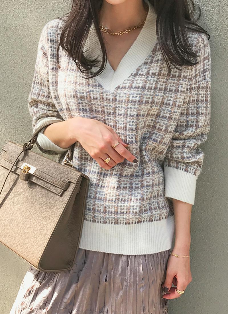 Vネックツイードニット