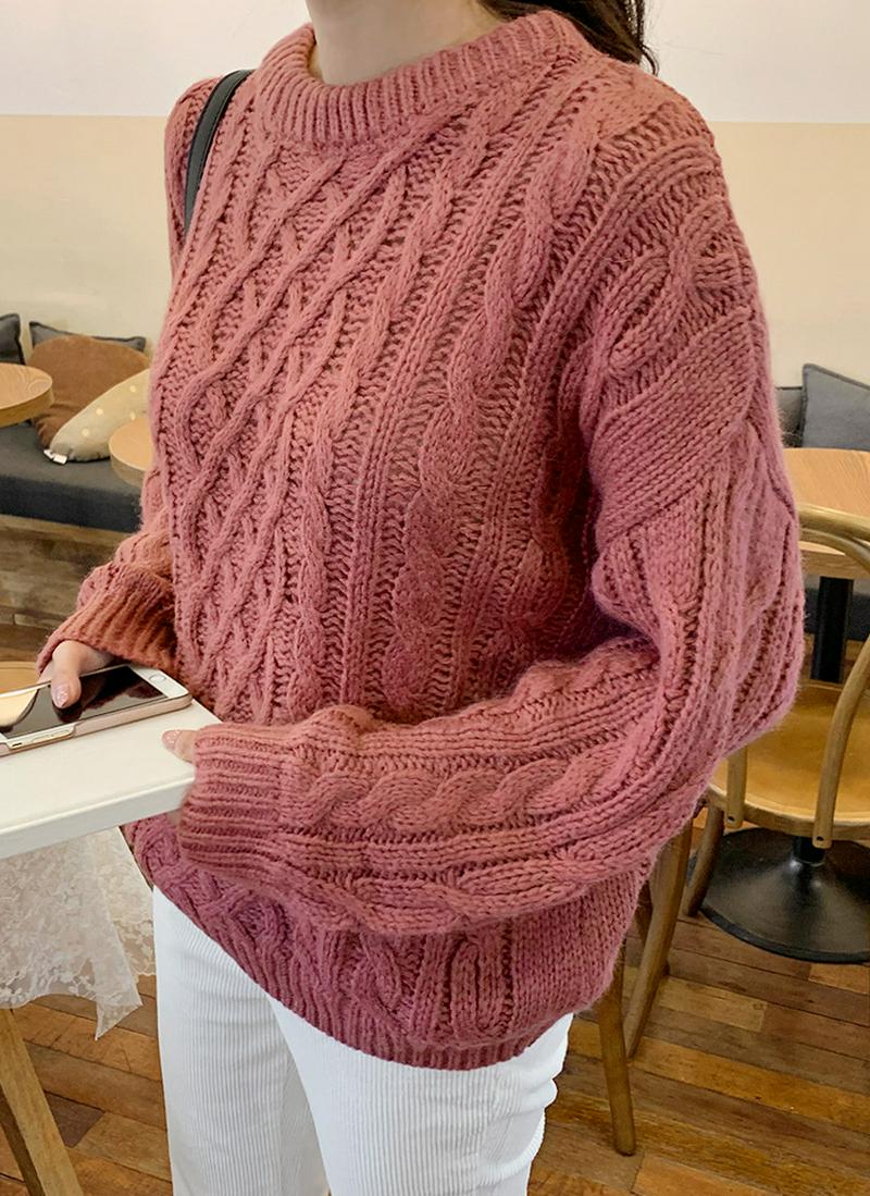 ラウンドネックケーブルニット