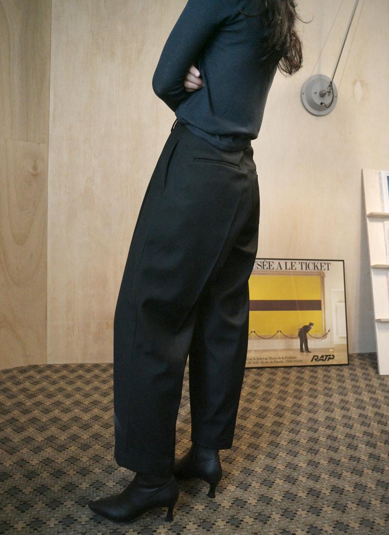ピンタックスラックスパンツ