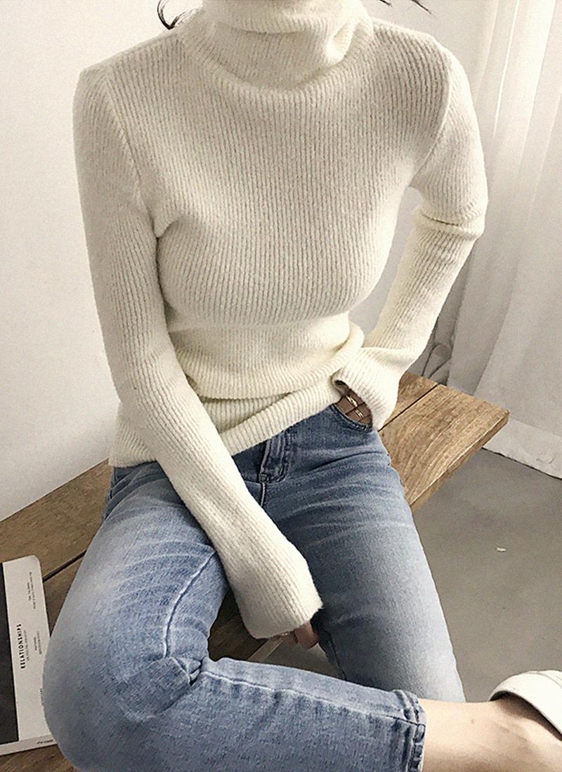 タートルネックソフトリブニット