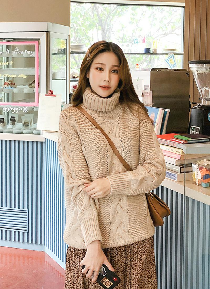 タートルネックケーブルニット