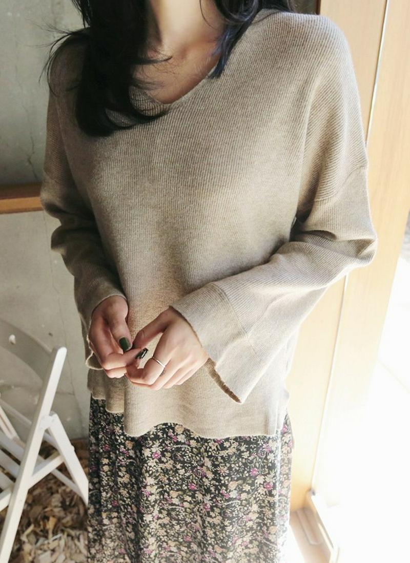 Vネックリブニット