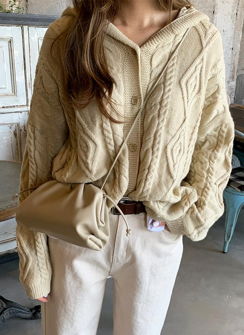 ツイストボタンフードニット