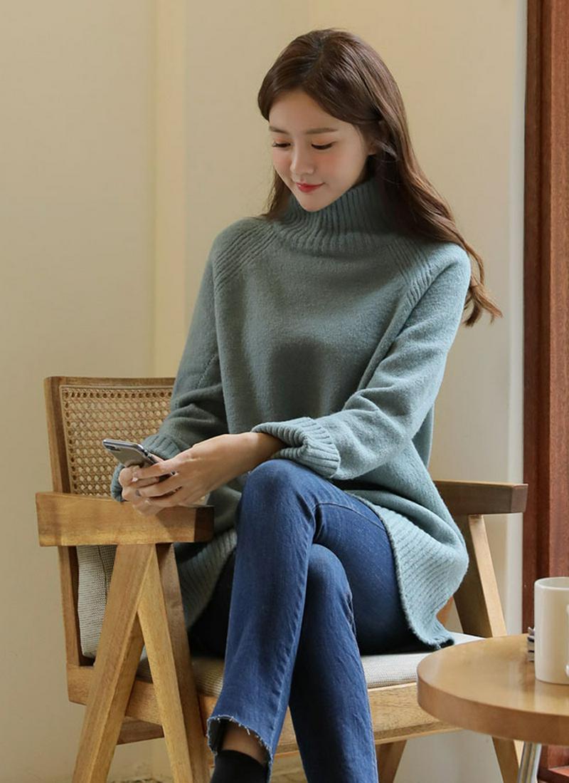 バックスリットタートルネックニット