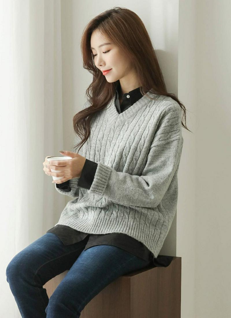 Vネックケーブルニット