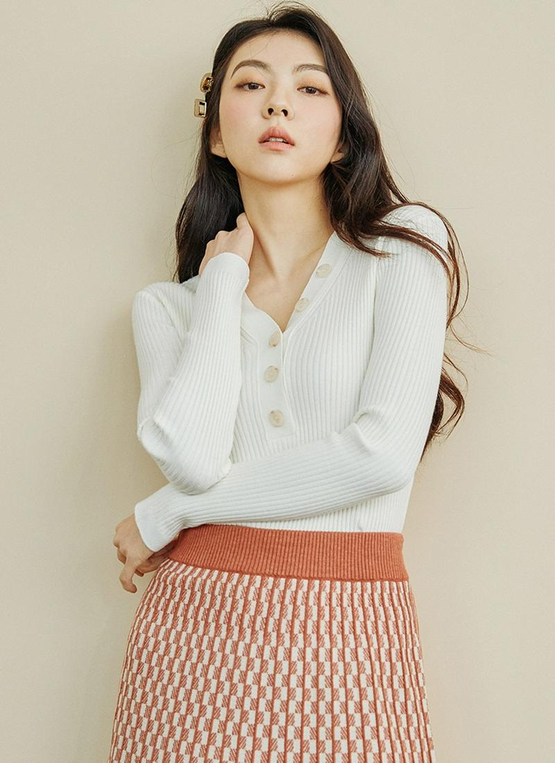 ボタンネックリブニット