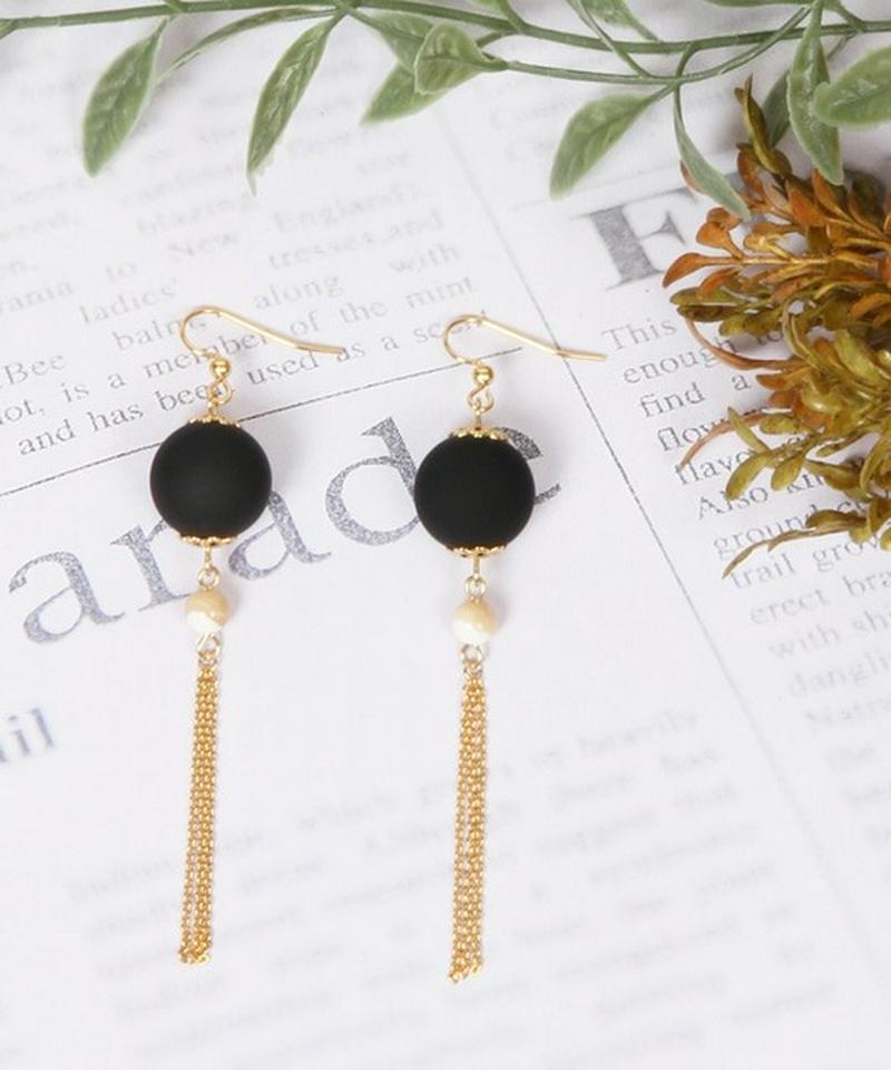 K14GF 花座付ブラックマットボール×フリンジチェーンピアス