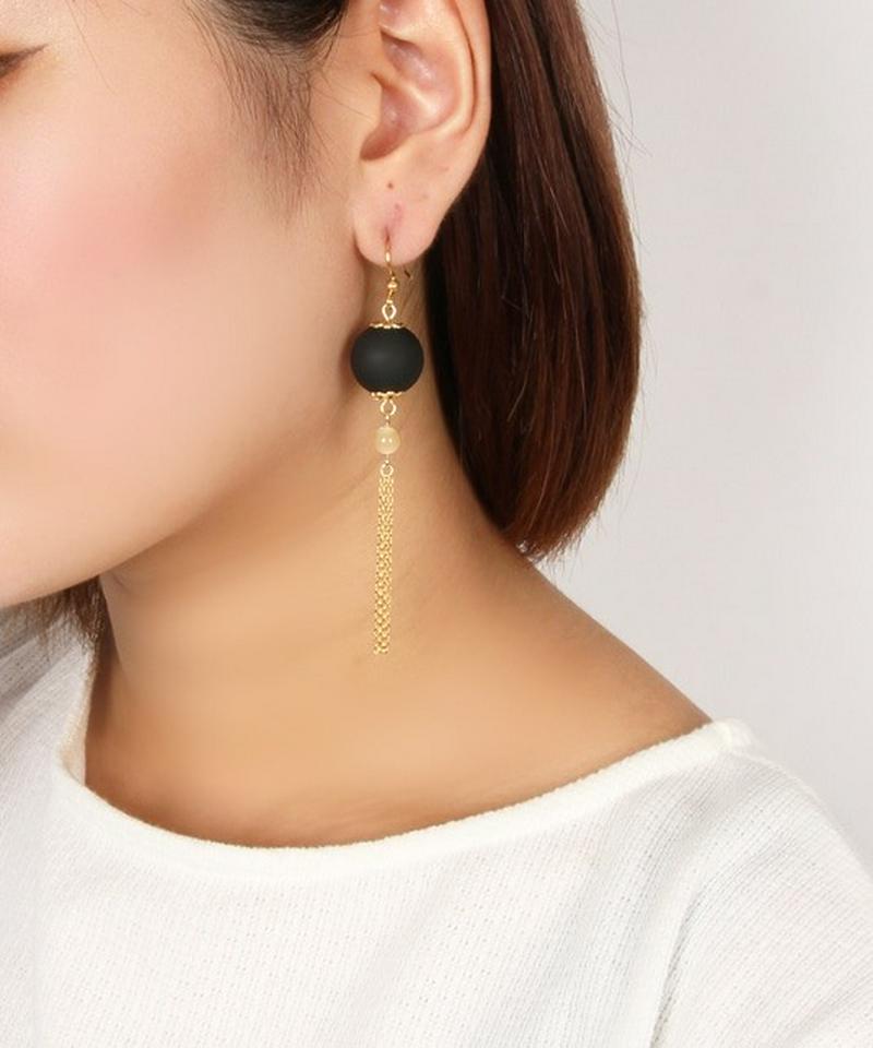 K14GF 花座付ブラックマットボール×フリンジチェーンピアス