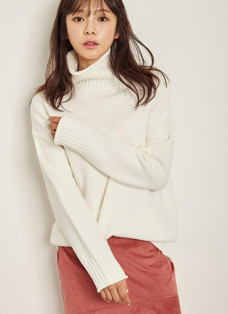 ロールヘムハイネックニット