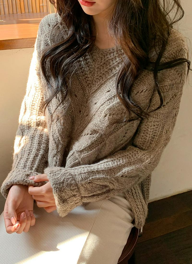 Vネックケーブルニット
