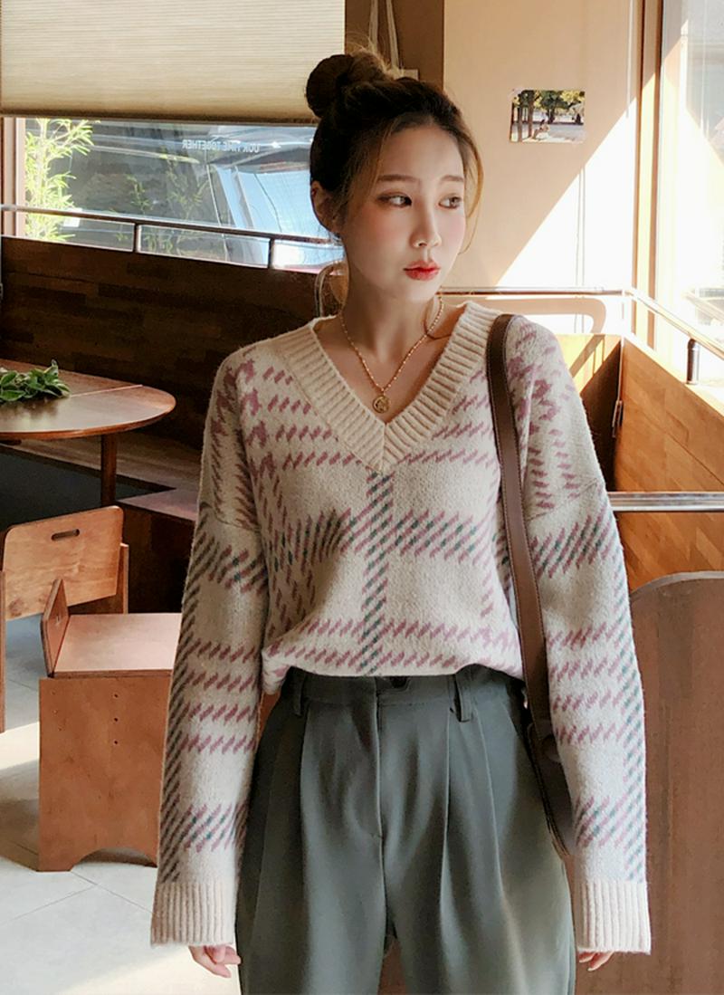 チェックVネックニット