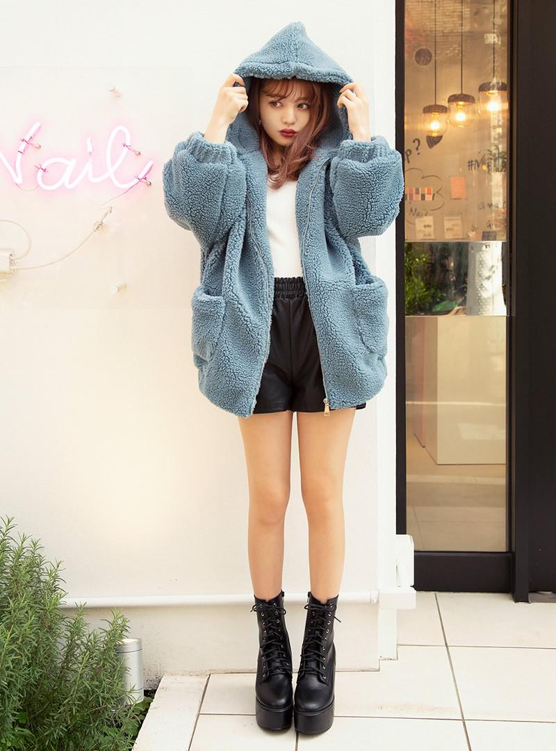 レザーショートパンツ