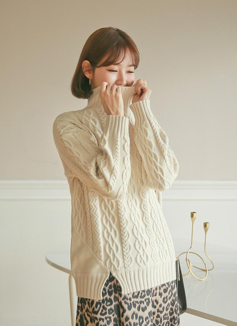 ハイネックケーブルニット