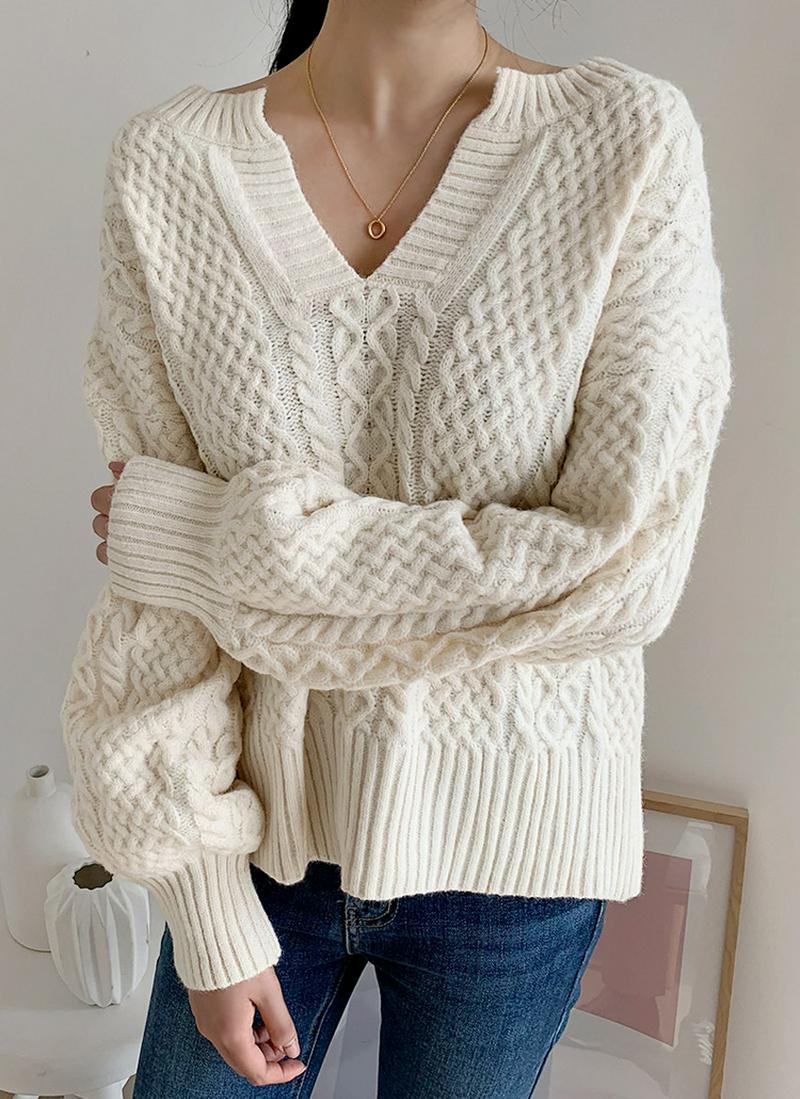 Vネックケーブルニット