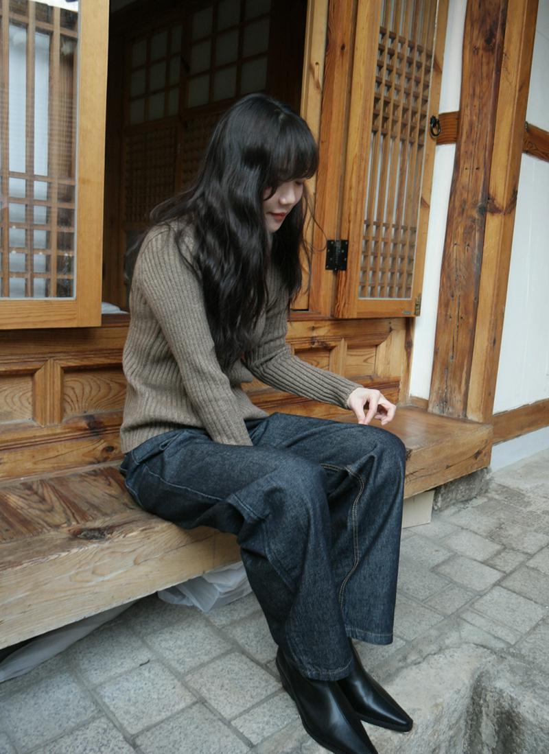 タートルネックリブニット