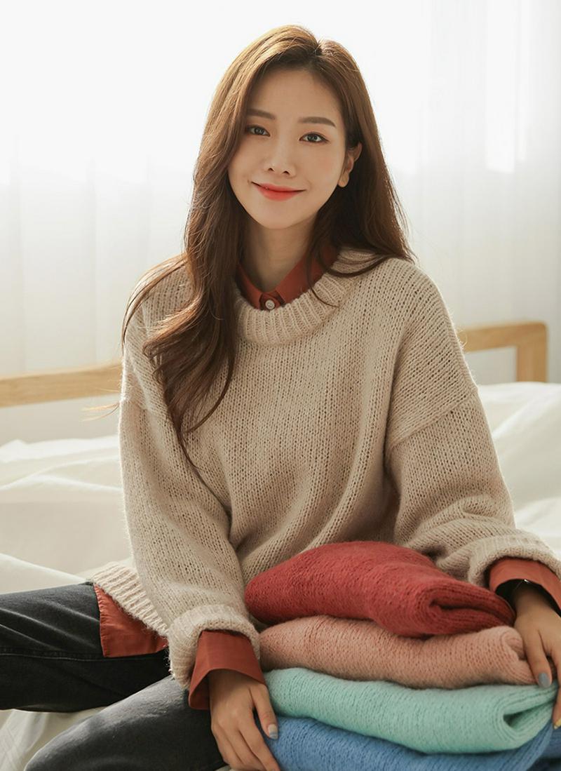 ルーズラウンドネックニット