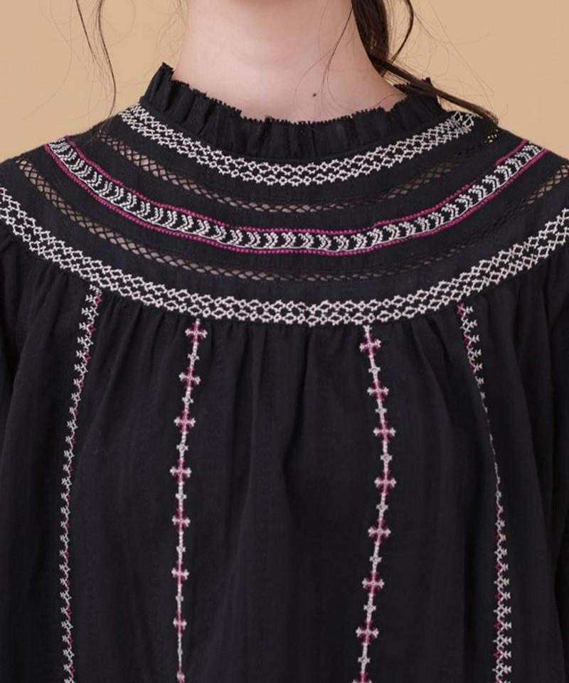 ドビーストライプコットン刺繍ブラウス