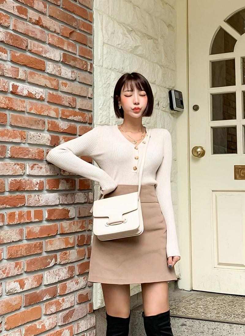 ボタンラインリブスリムニット