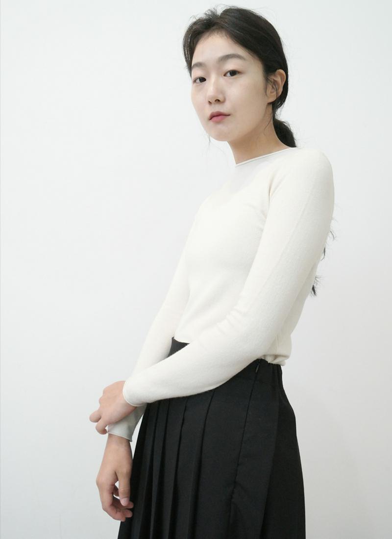 スリムフィットカットオフニット