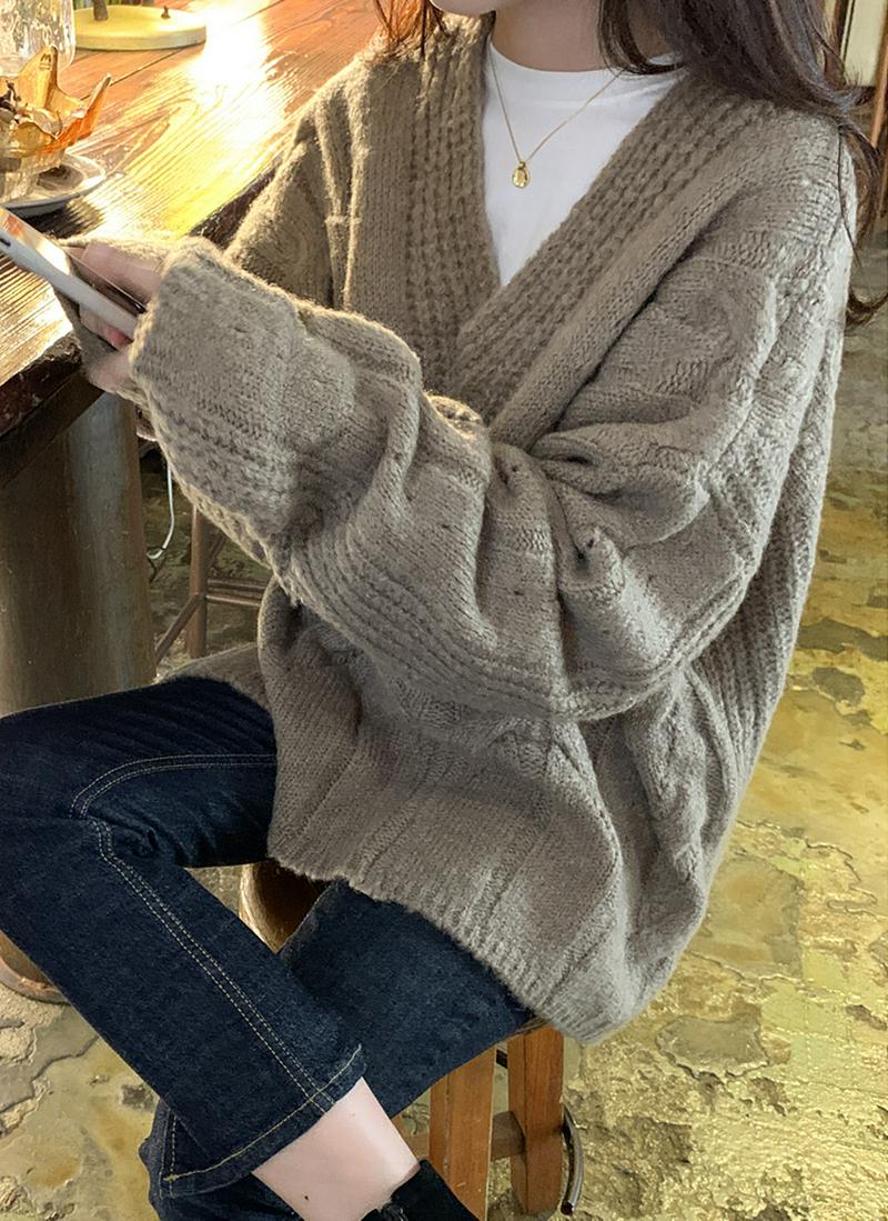 Vネックルーズケーブルニット