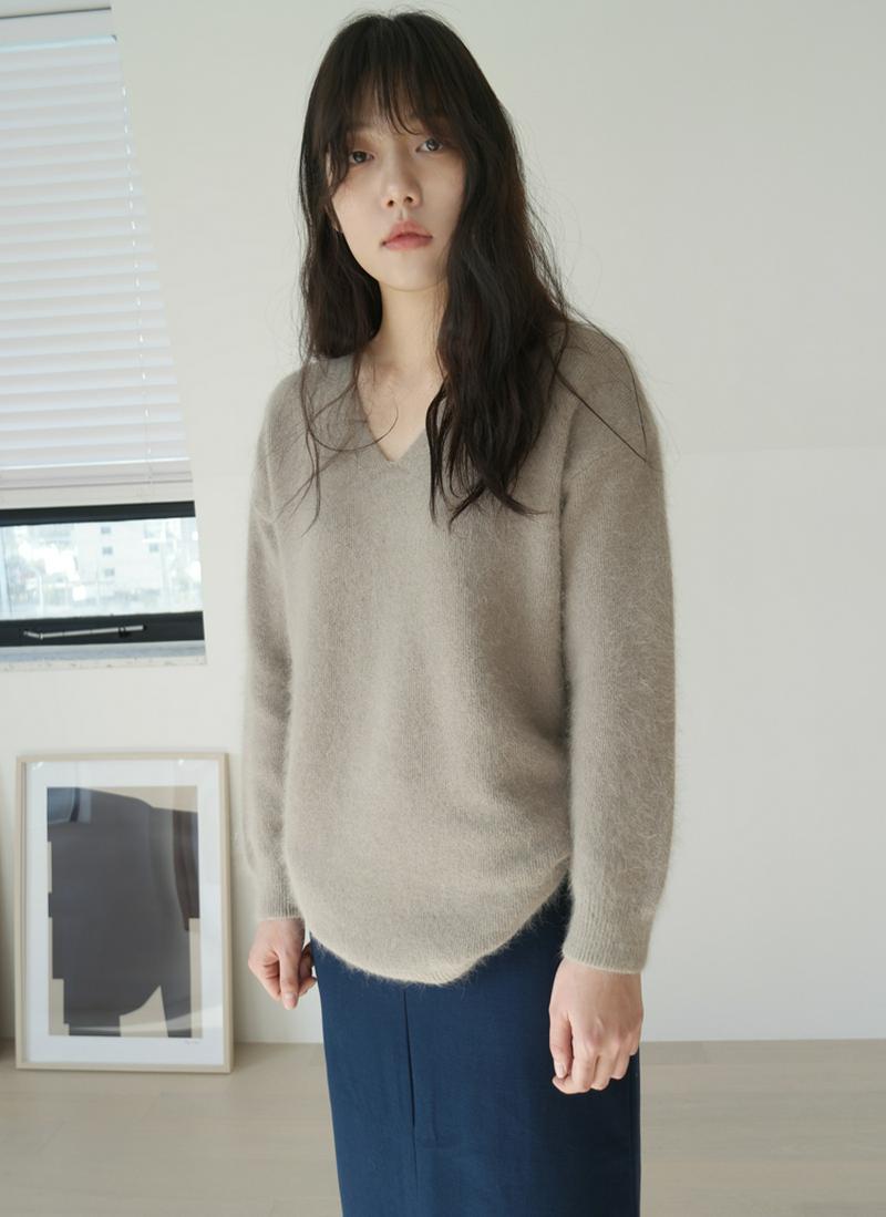 アンゴラ混Vネックニット