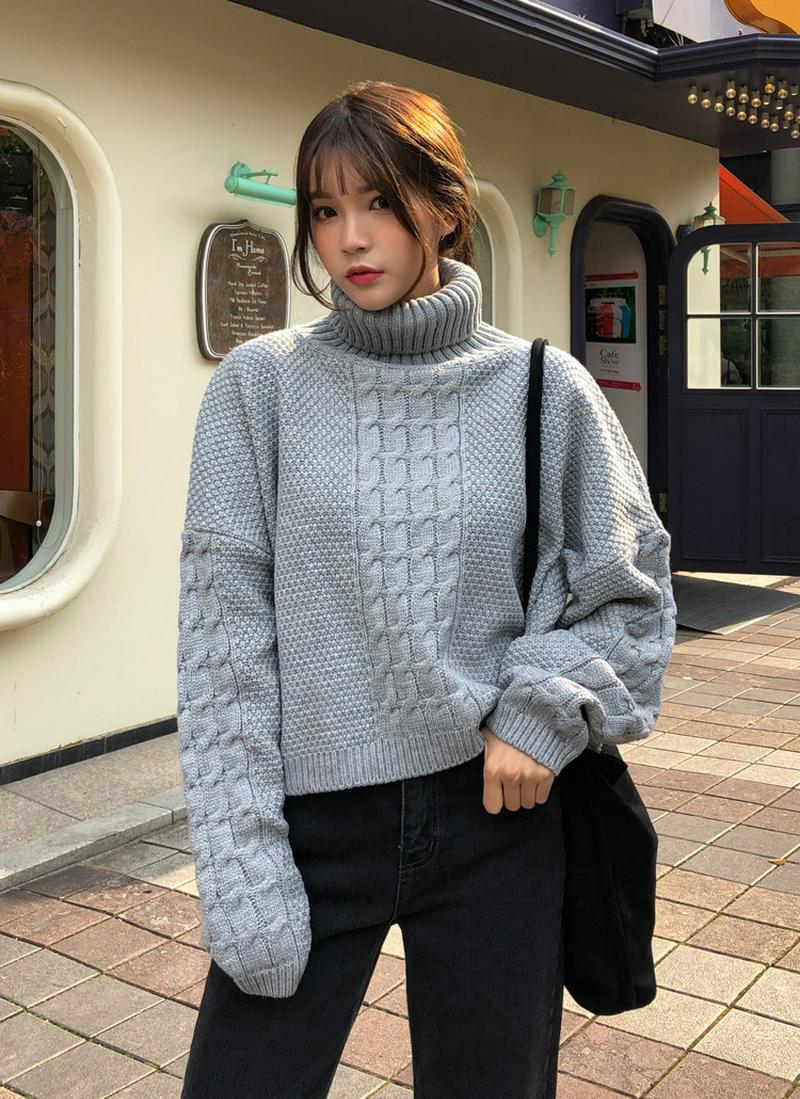 タートルネックケーブルニット