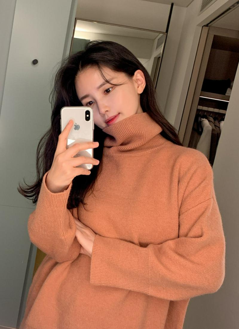 オーバーフィットタートルネックニット