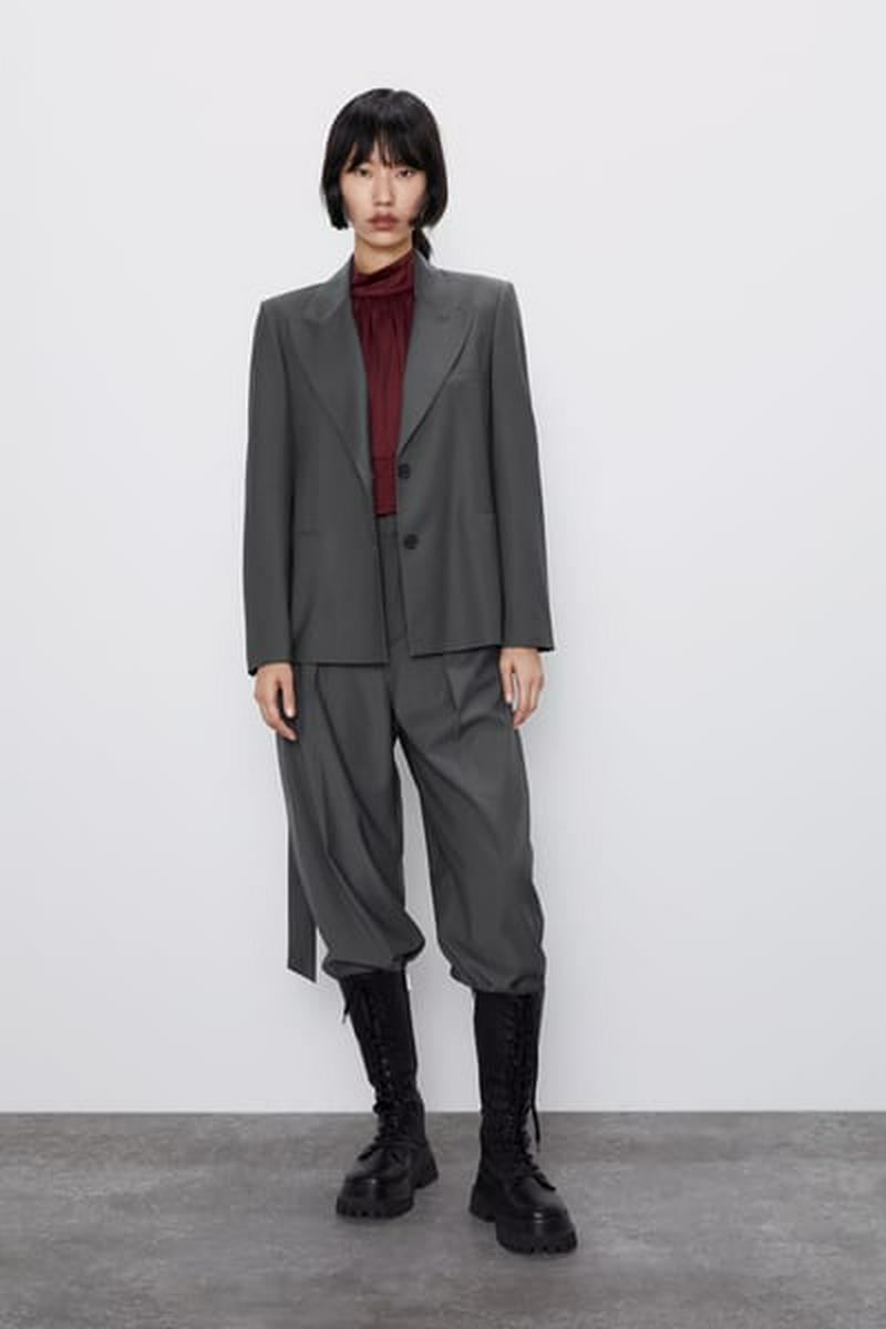 バックスリット入りブラウス