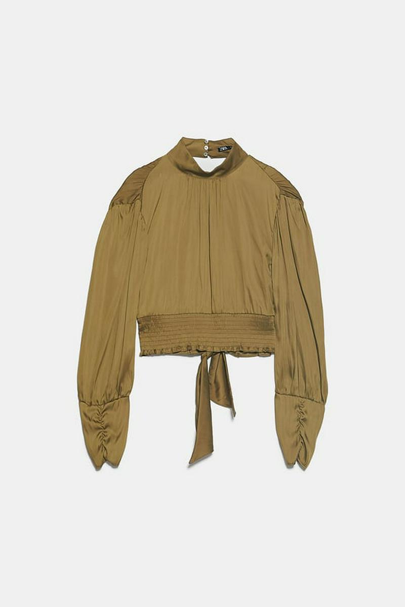バックスリット入りブラウス