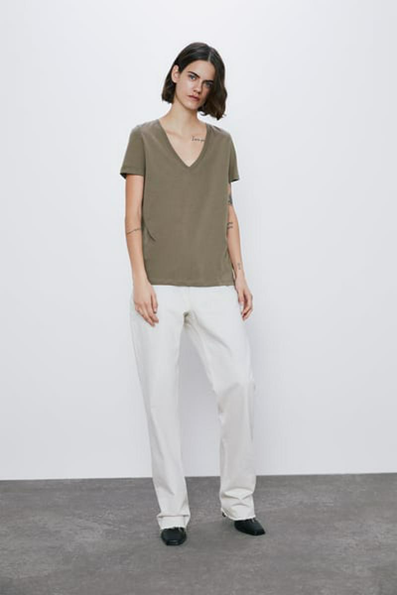 VネックベーシックTシャツ