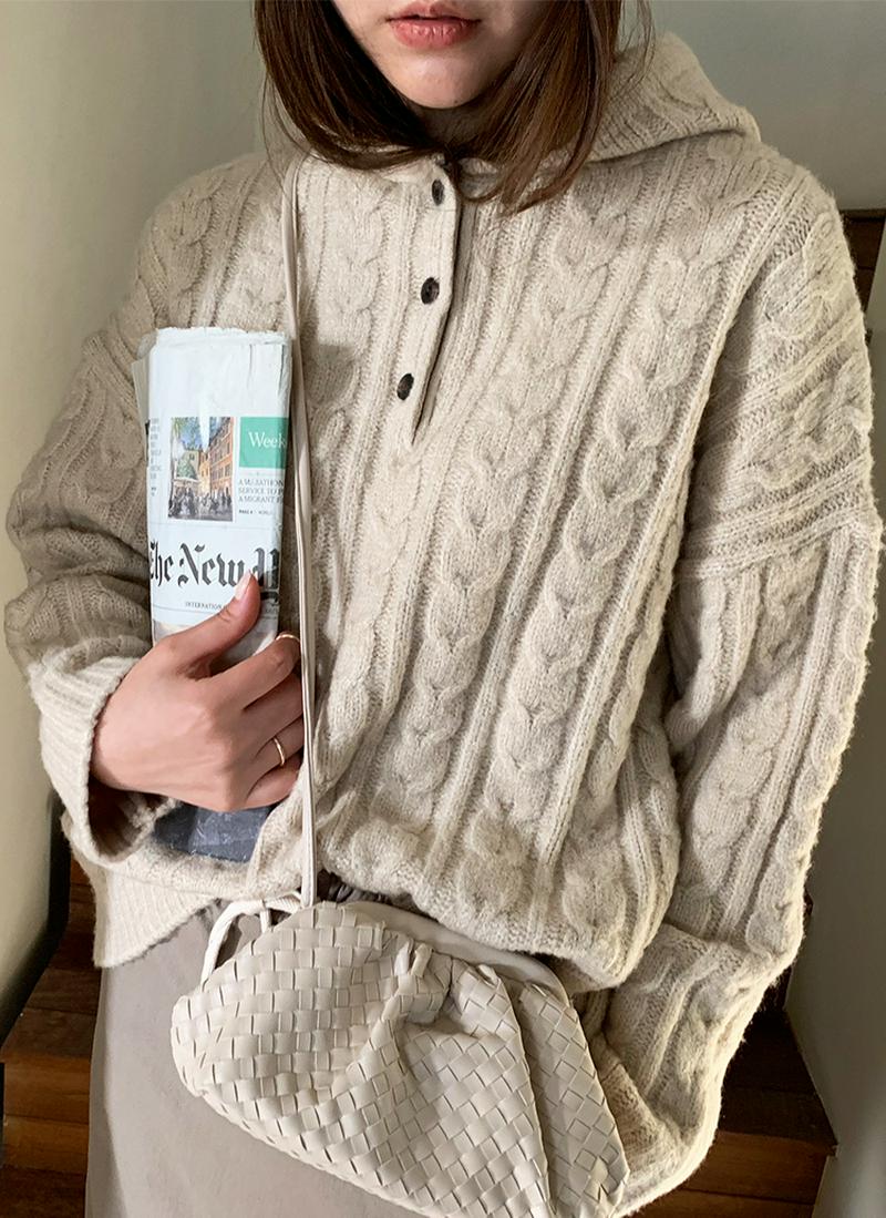 ケーブルニットボタンネックフーディ