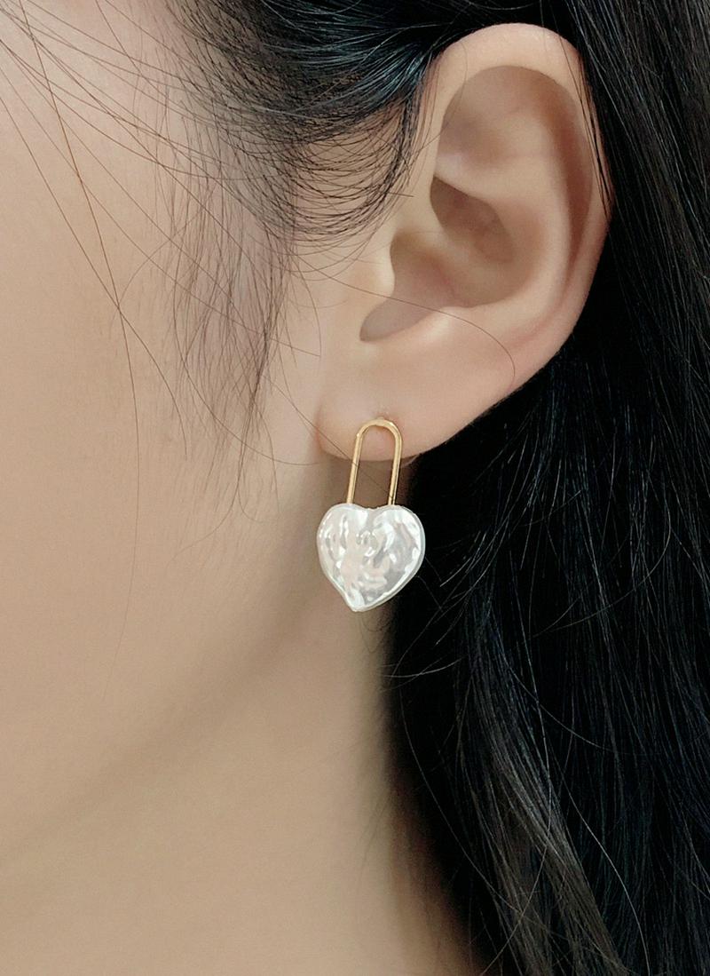 ハートシェイプフェイクパールピアス