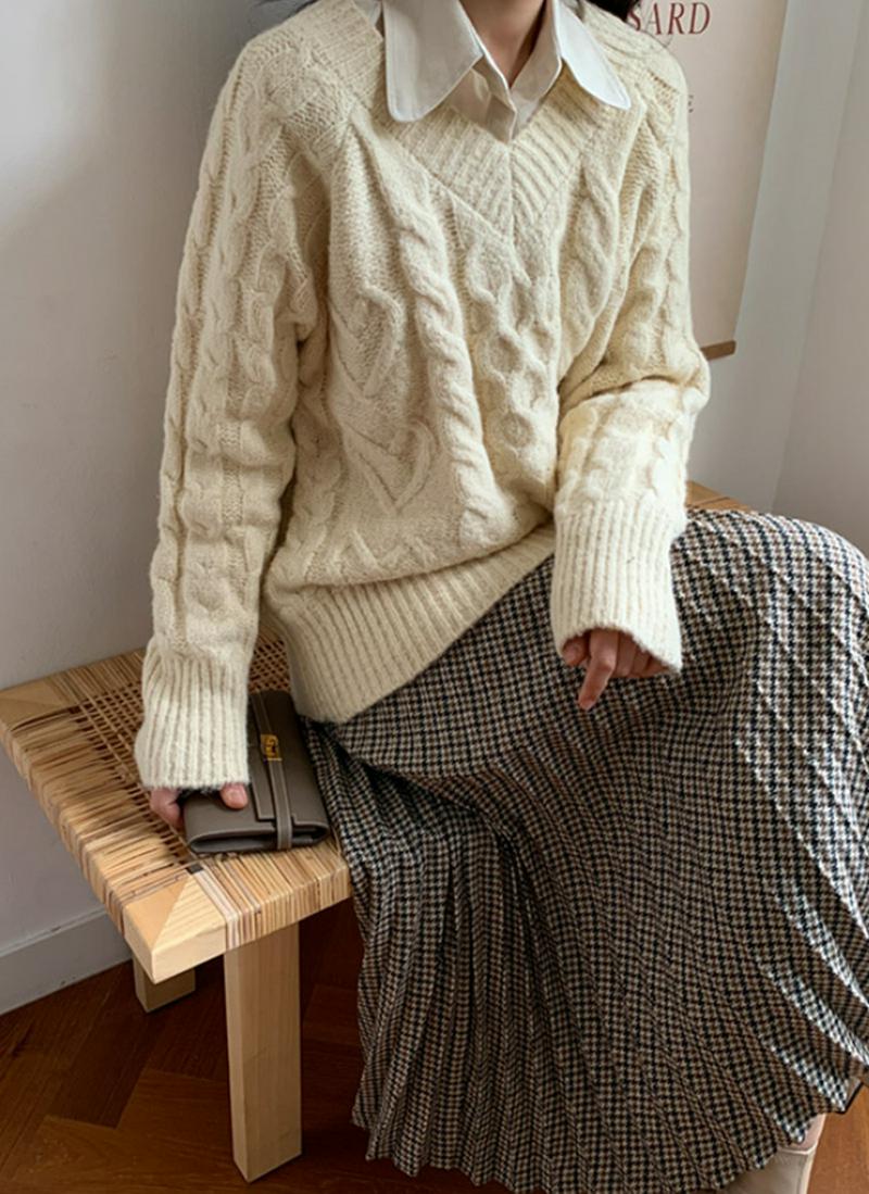 Vネックツイストパターンニット