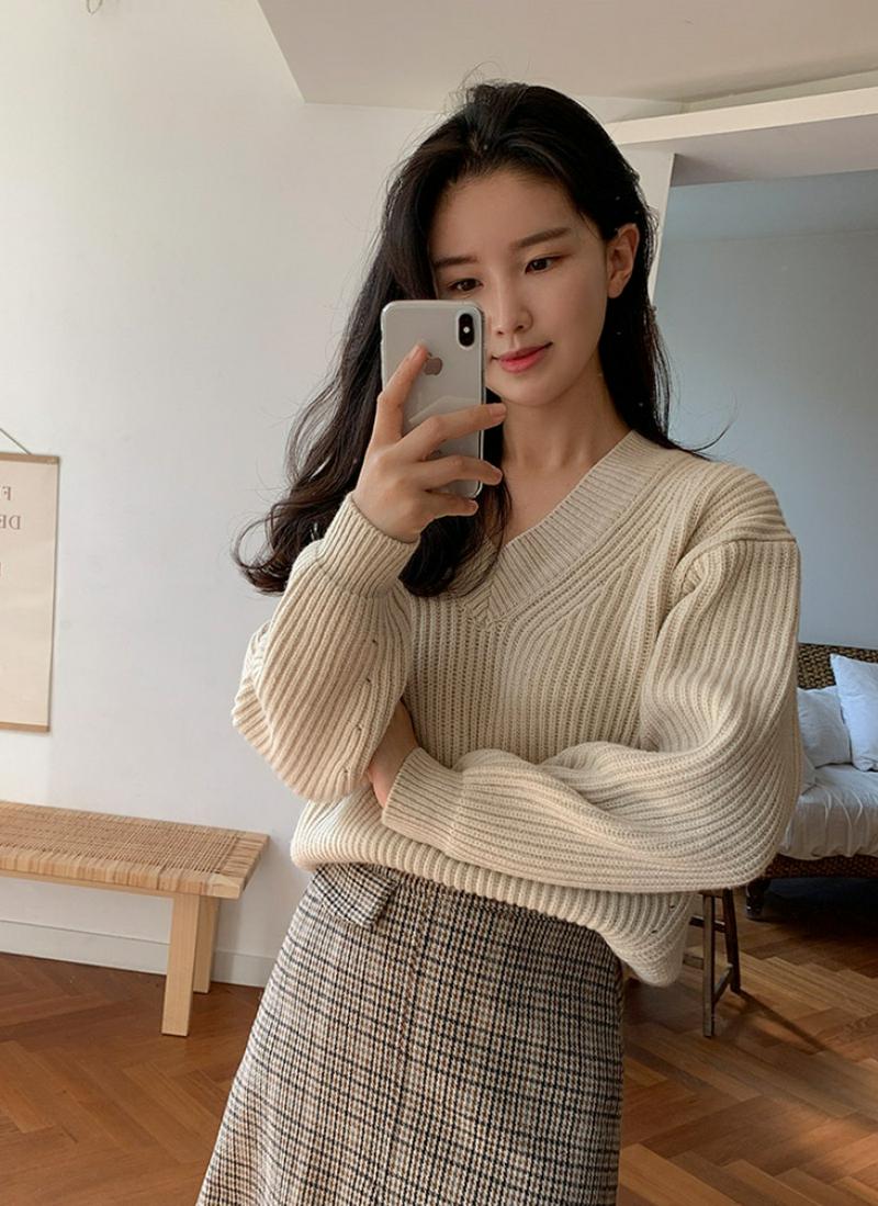 Vネックウール混ニット