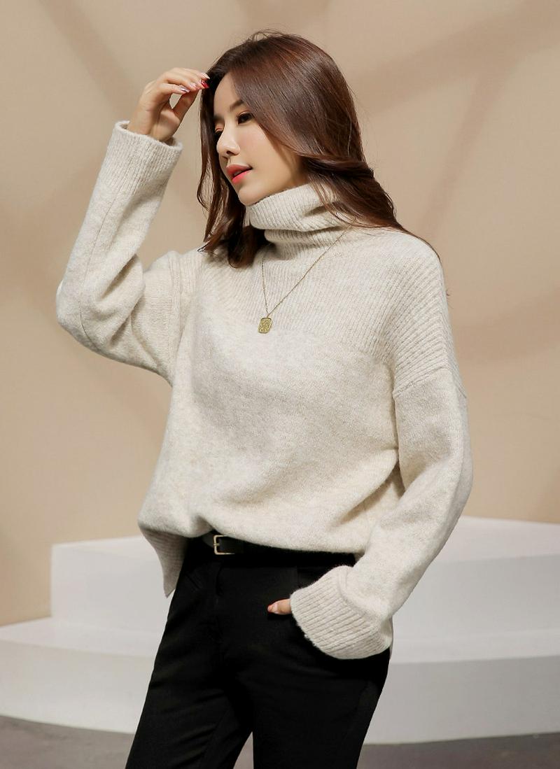 サイドスリットタートルネックニット