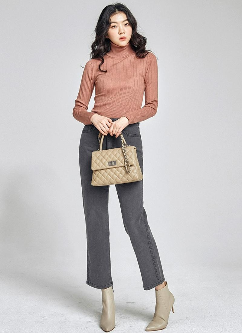 タートルネックアクリル混リブニット