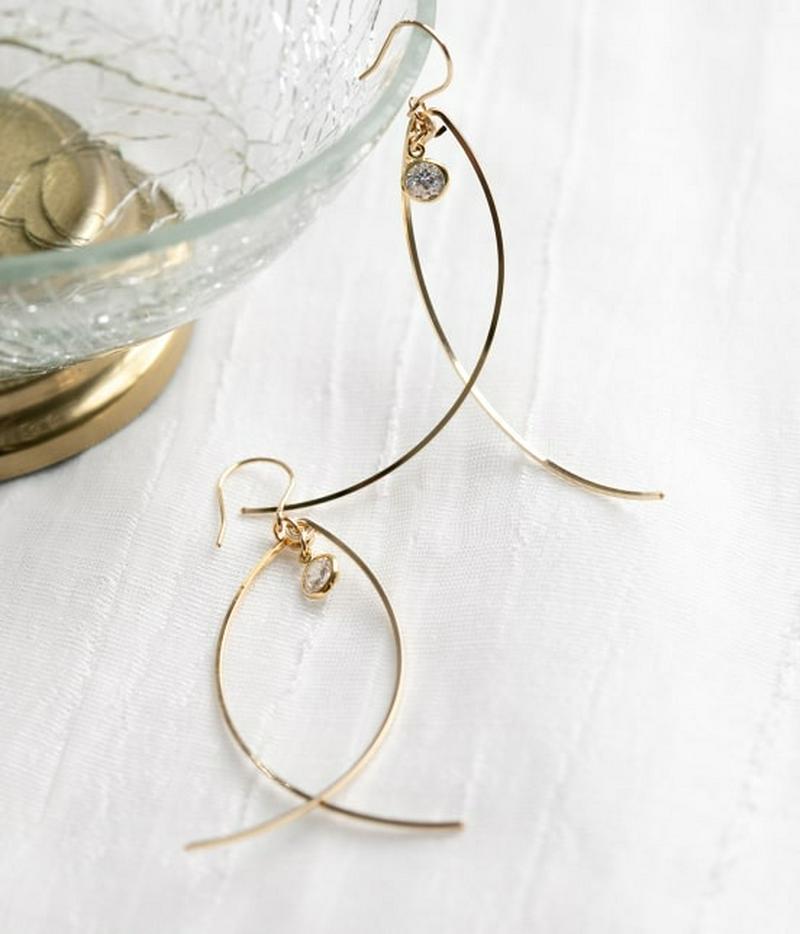 【DeWLuX】カーブワイヤージルコニアピアス