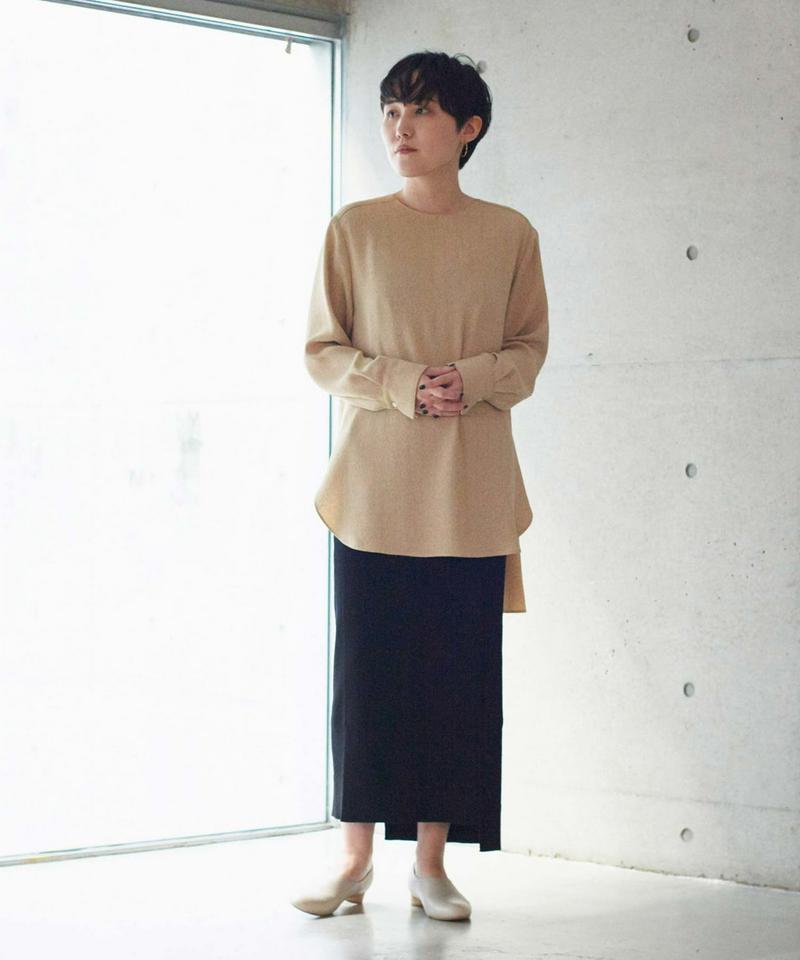 ○クラッシュへリン ノーカラーブラウス