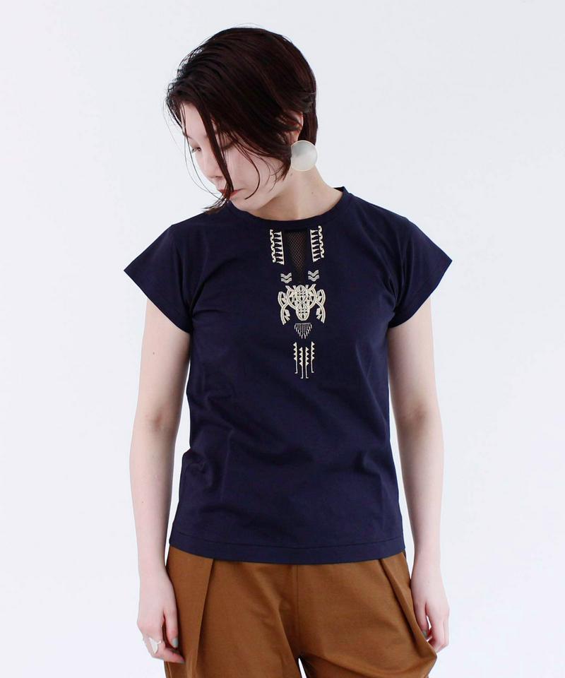○ 72/2ハイゲージ天竺　トライバル刺繍Tシャツ