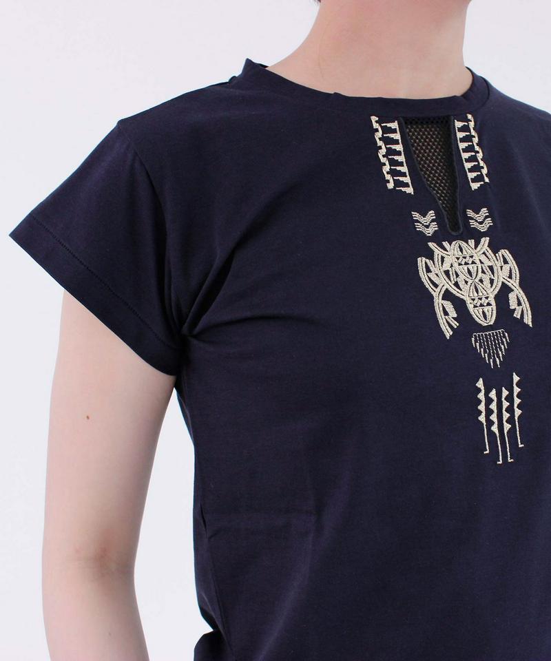 ○ 72/2ハイゲージ天竺　トライバル刺繍Tシャツ