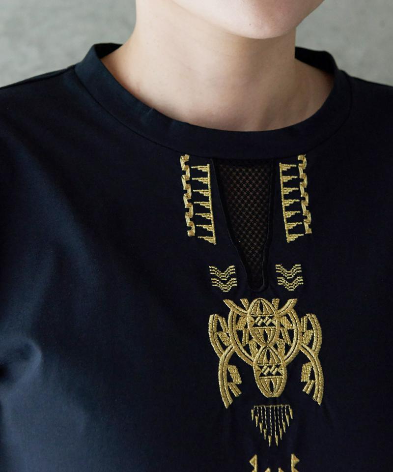 ○ 72/2ハイゲージ天竺　トライバル刺繍Tシャツ