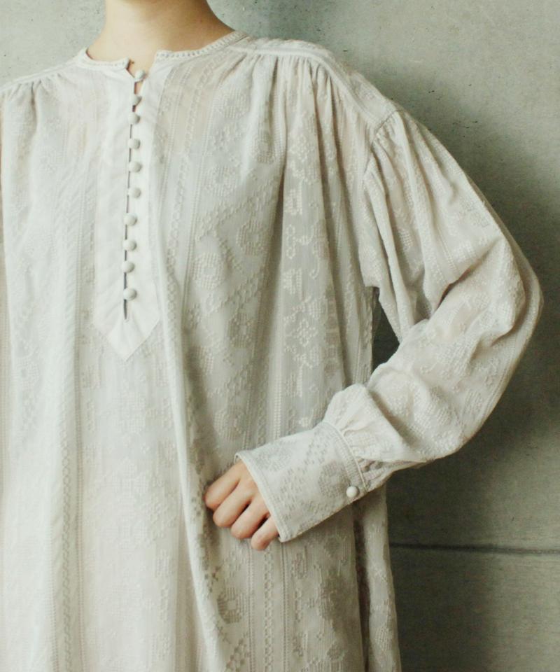 ○楊柳シフォン総刺繍ギャザーチュニックブラウス