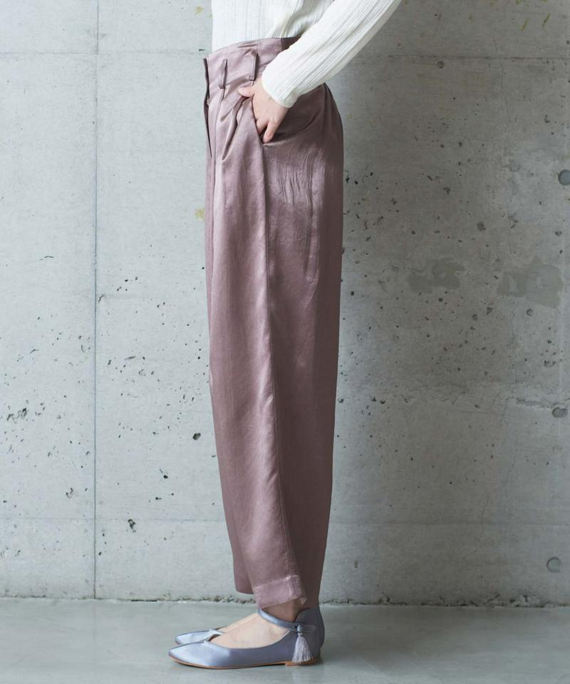 ○ アセテートサテンヴィンテージタックテーパードパンツ（cardo fabrica）
