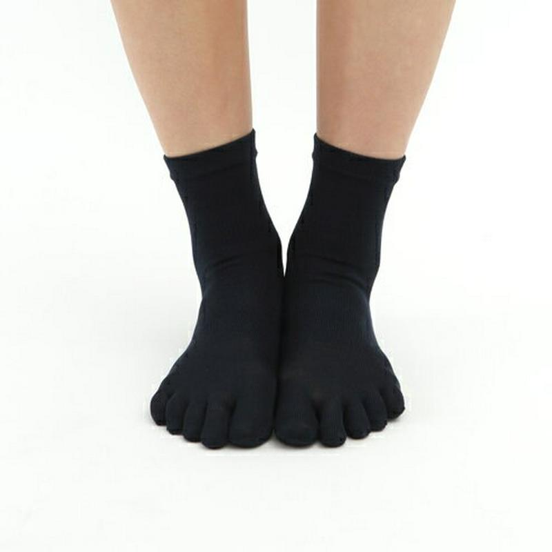 【あす楽】【TABIO LEG LABO】 しっとり絹の滑り止め付き5本指ソックス22〜24cm【気持ちいいシルクの靴下】 / 