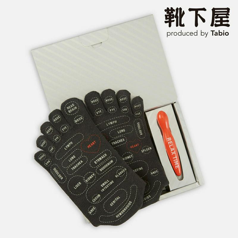 【あす楽】【Tabio MEN】メンズ 英字柄 ツボ押し プリント 五本指 ショートソックスセット(RELAX棒付) / 靴下 