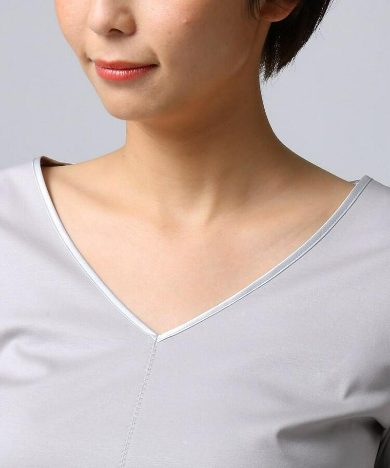 [L]【洗える】サテンVネックスムースカットソー