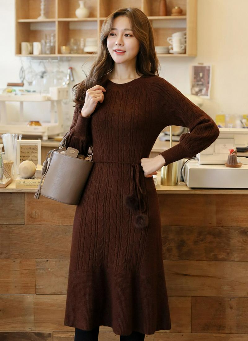 ポンポンストラップ付ニットワンピース