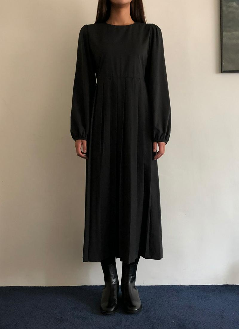 バックストラッププリーツワンピース