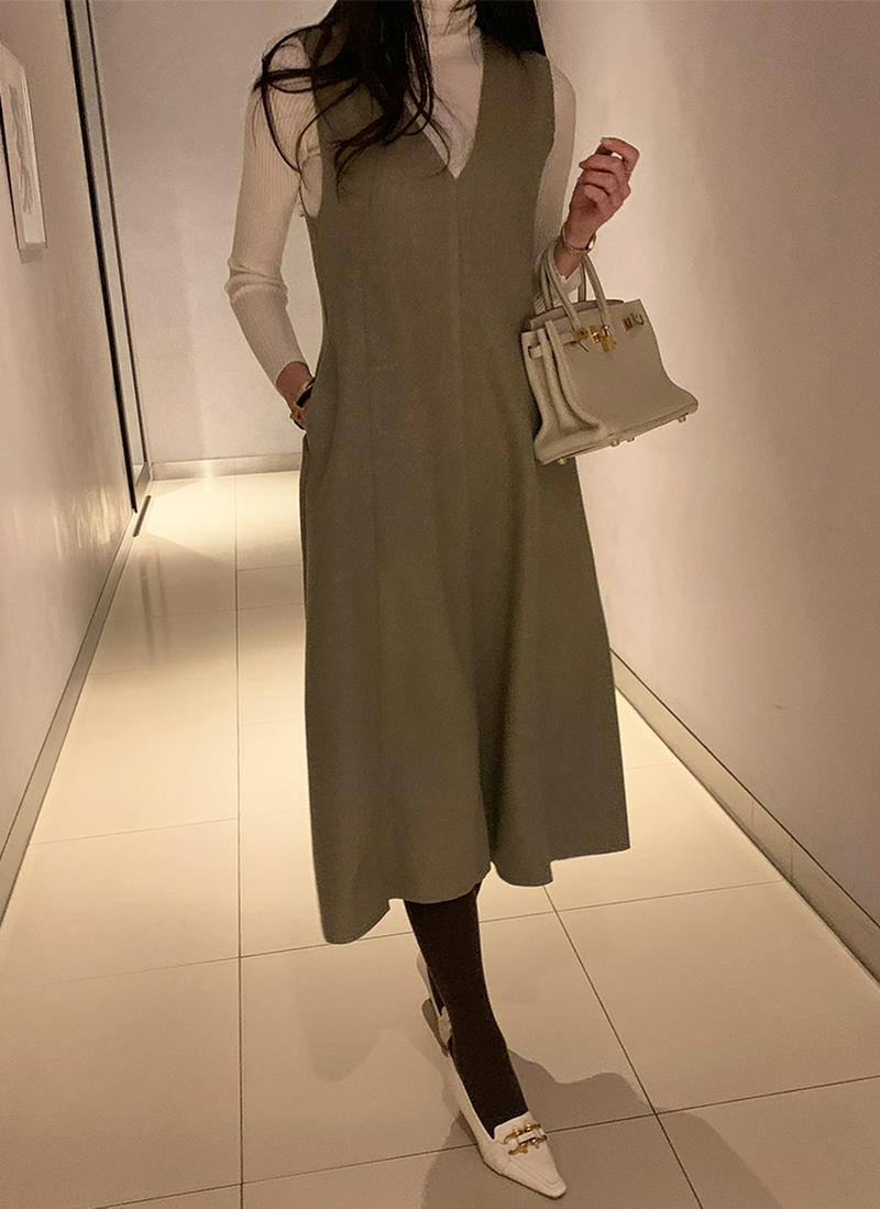 深Vネックフレアワンピース